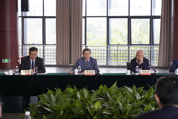 http://www.cq.xinhuanet.com/2020-11/21/1126768682_16059257986531n.JPG